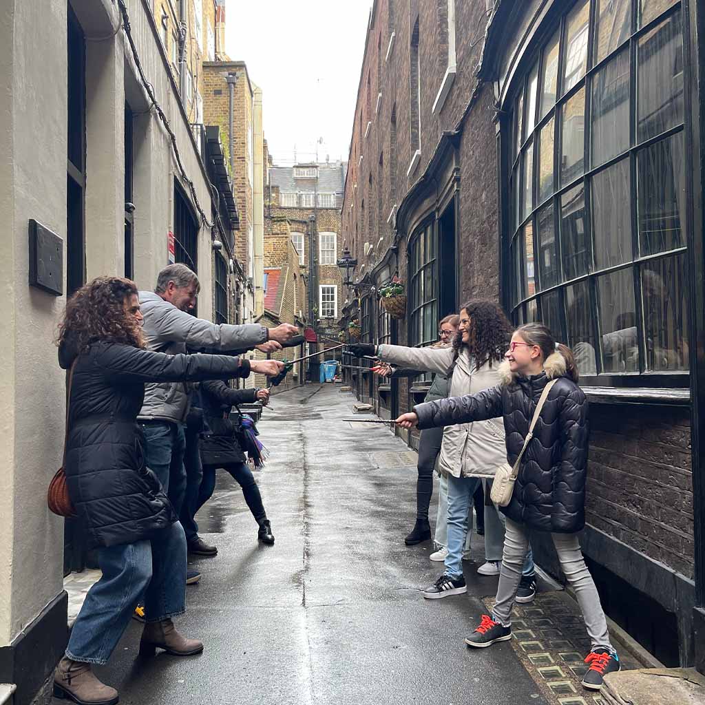Harry Potter Tour Privado sitios de filmacion foto en callejón goodwin´s court atacando